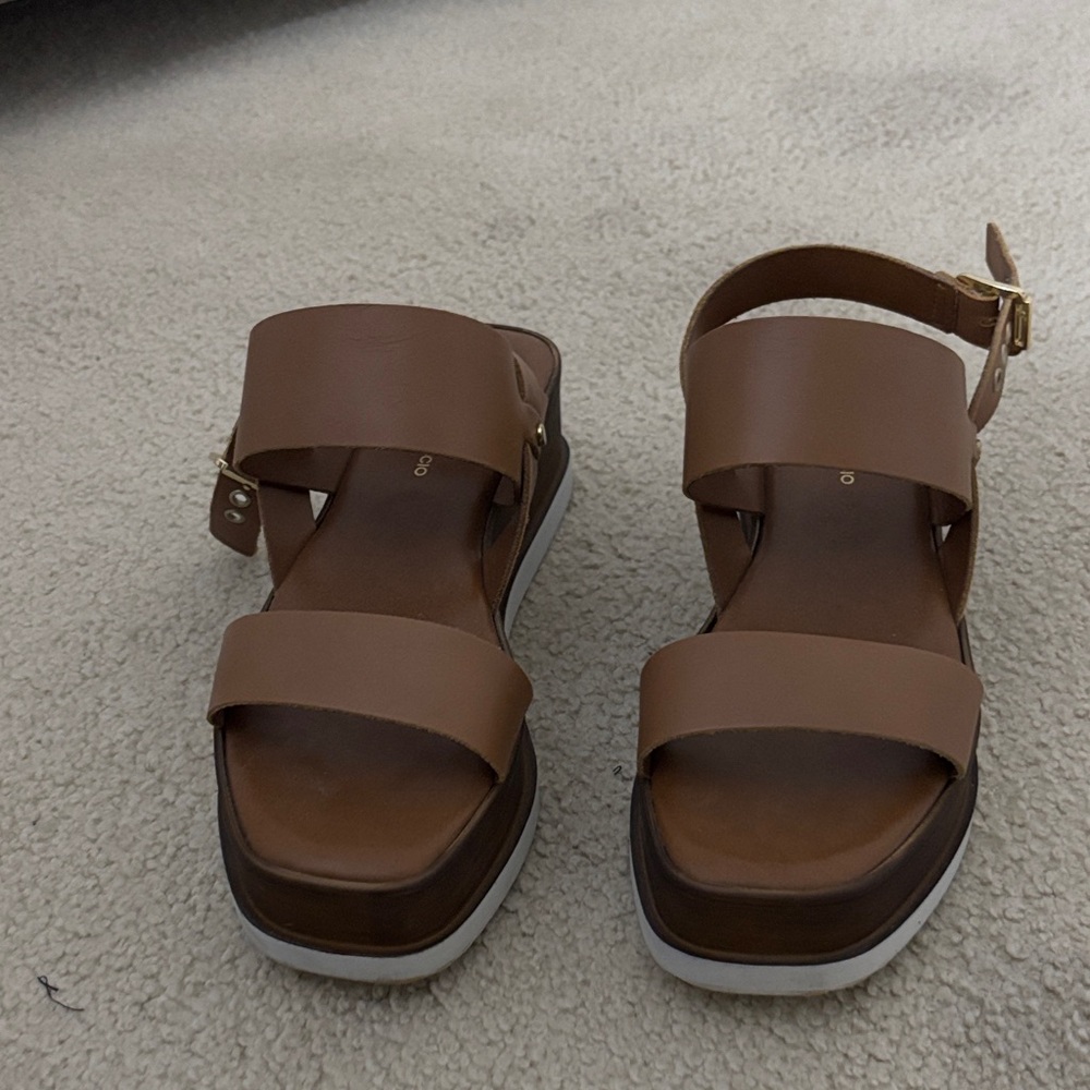 Chic Tan Leather Sandals